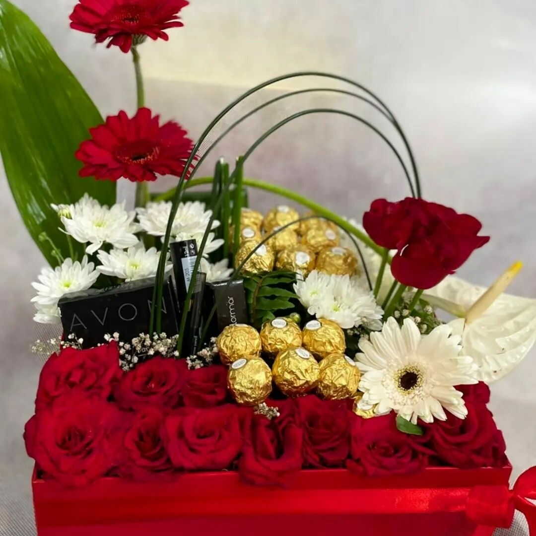fleurs rouges et blanches dans une boîte rouge