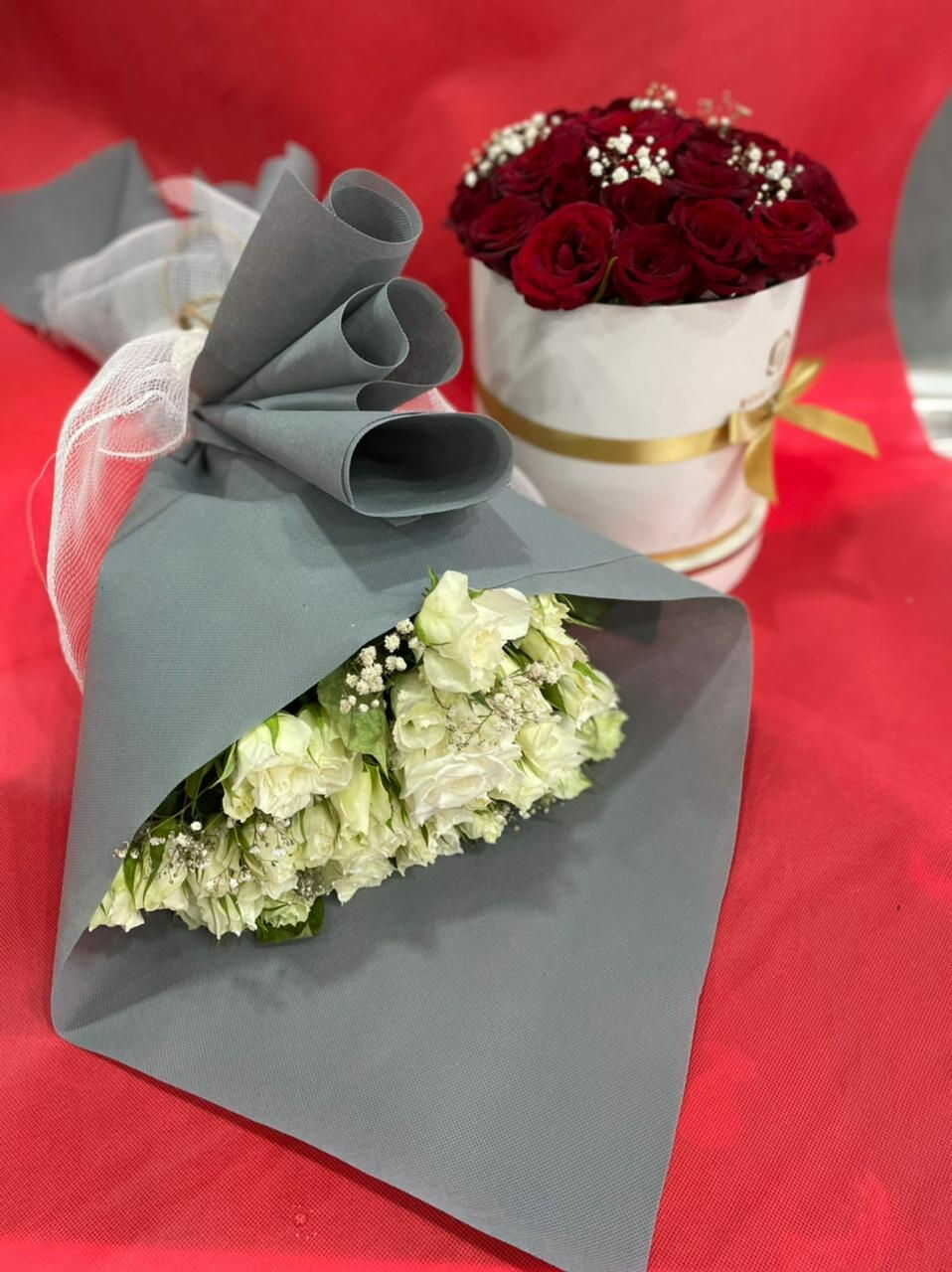 ensembles de fleurs blanches et rouges