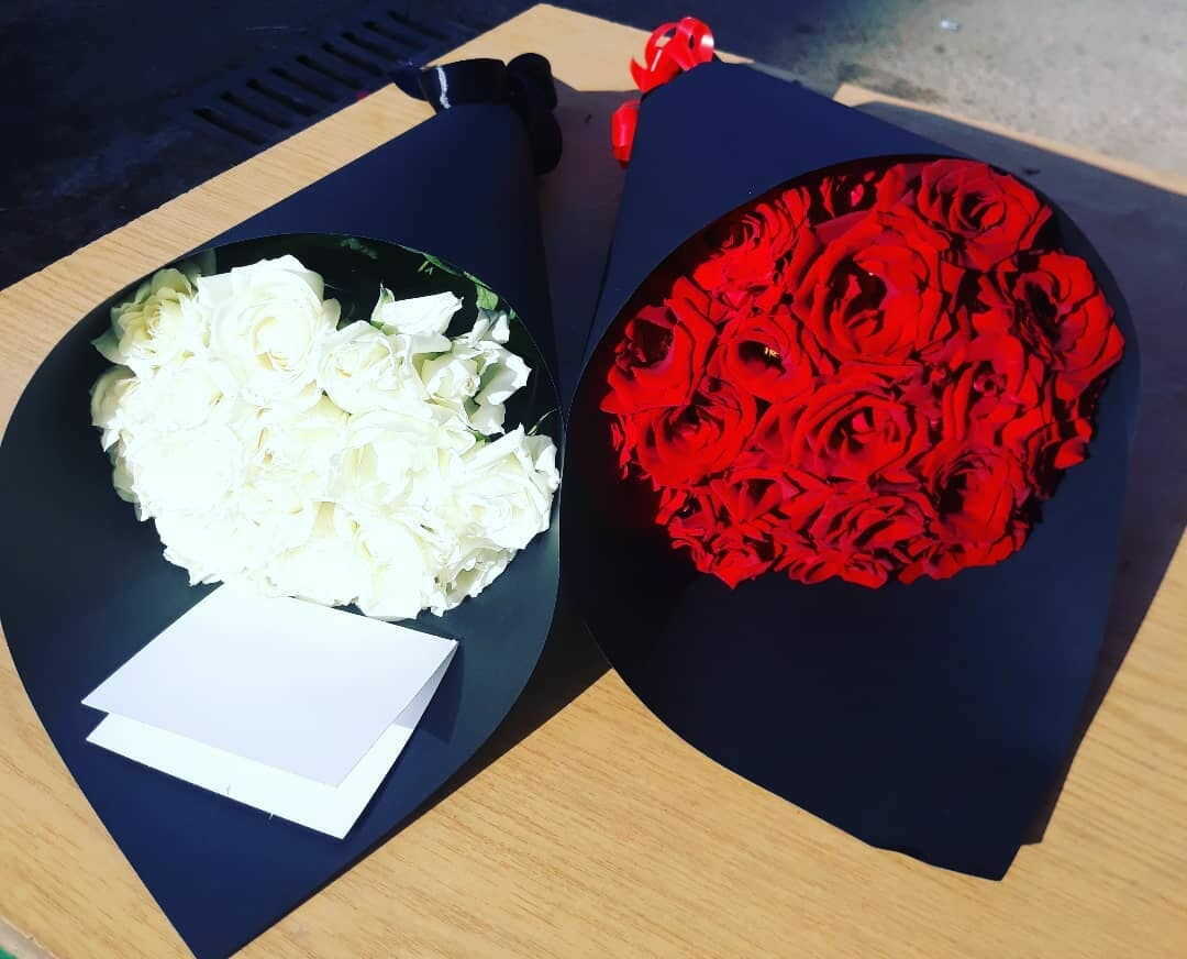 belles fleurs blanches et rouges en papier noir