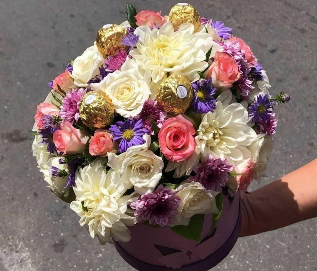fleurs violettes, roses, blanches et jaunes en bouquet