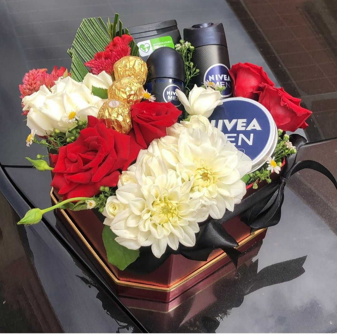 fleurs blanches et rouges dans une boîte cadeau