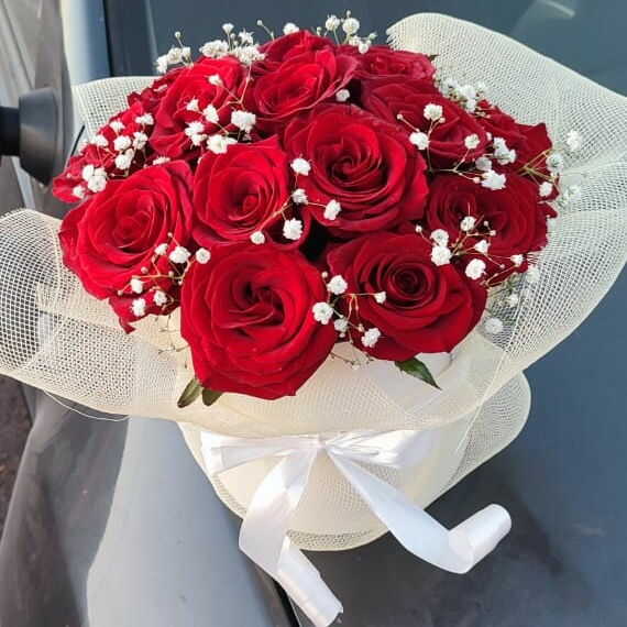 jolies fleurs rouges à décor blanc