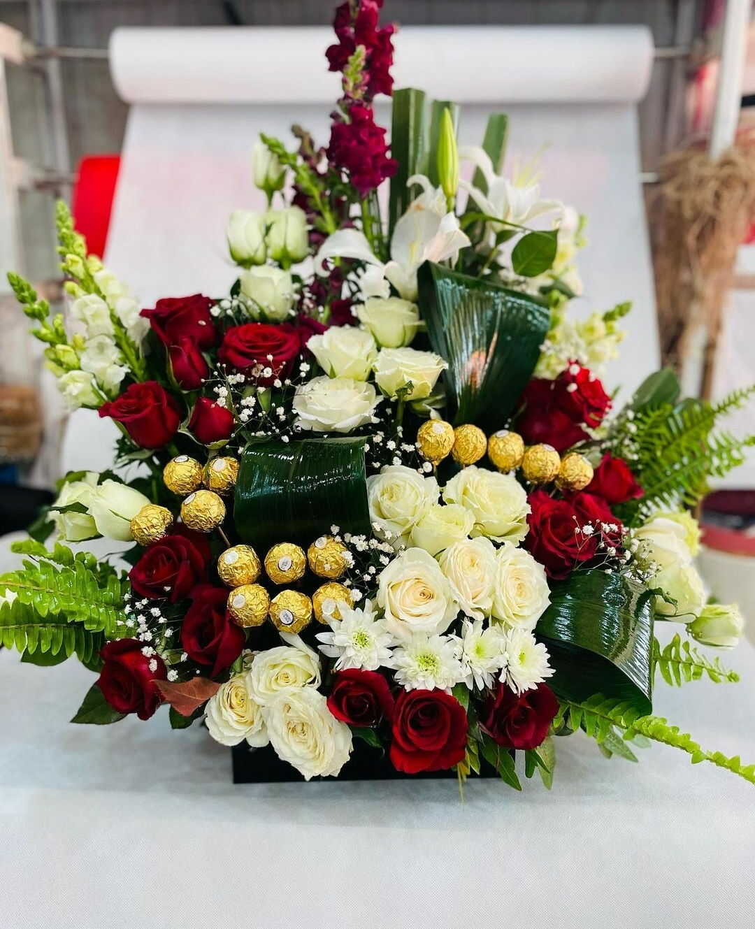 fleurs blanches et rouges pour la décoration.