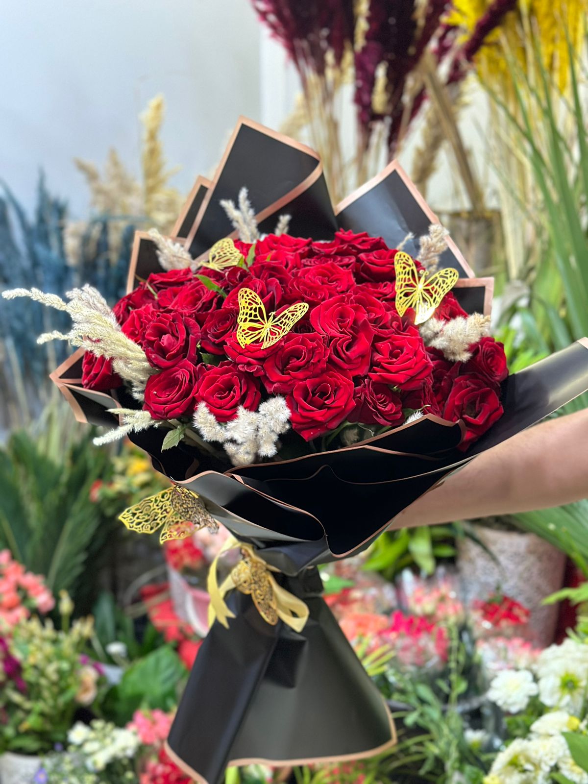 Un grand bouquet de roses rouges