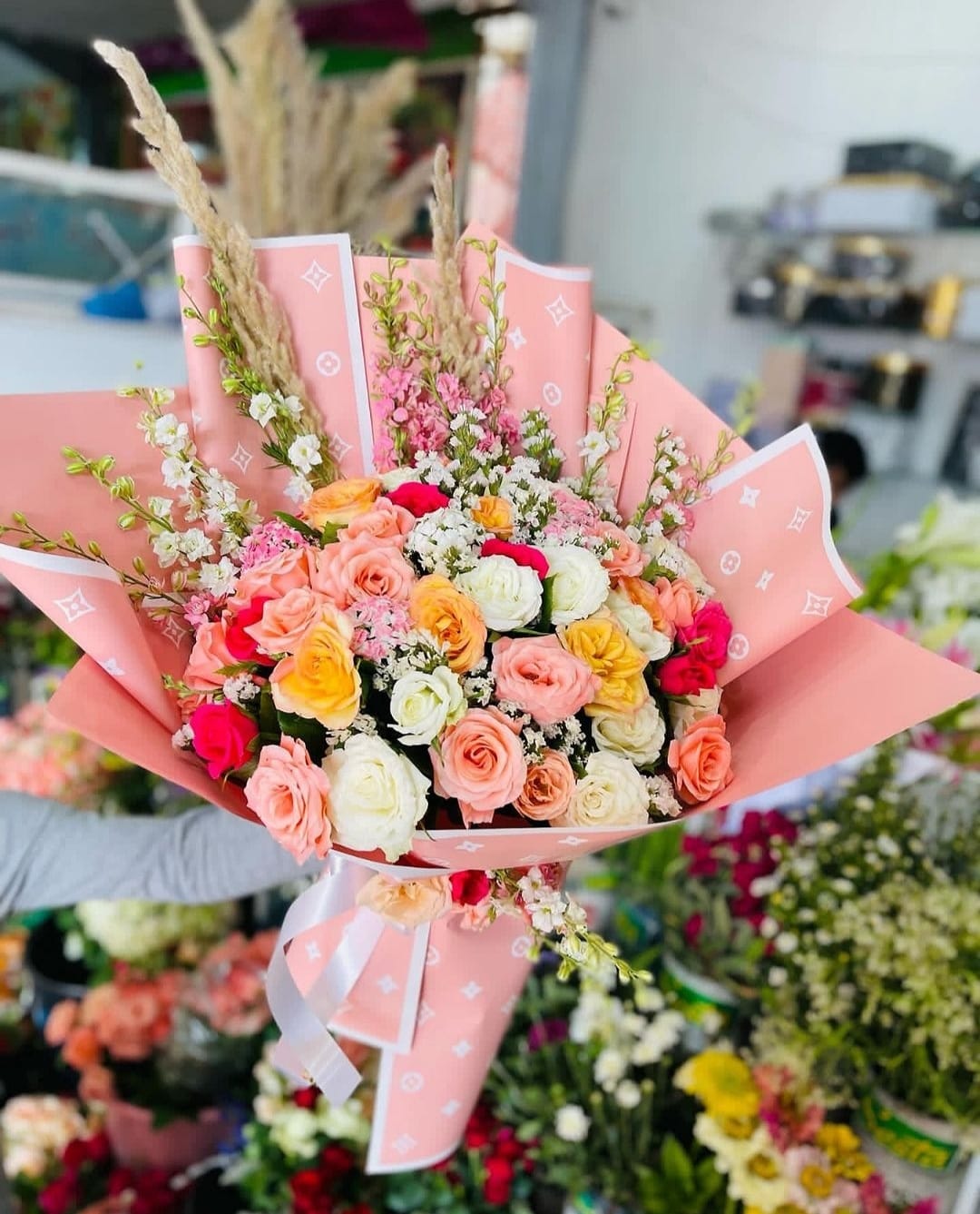 Un bouquet de roses et de fleurs 