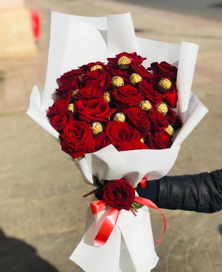 Des roses et un morceau de chocolat