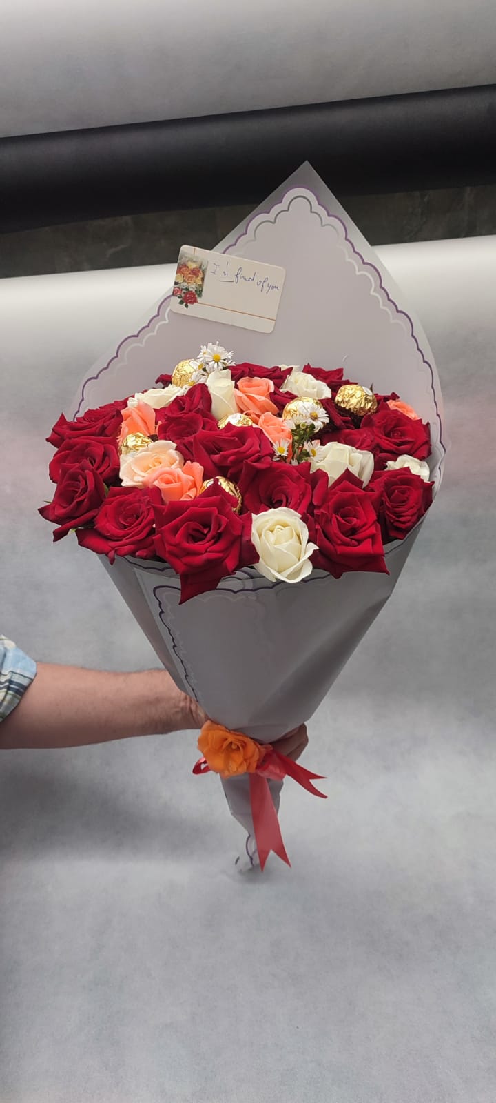 Un bouquet de roses colorées avec des chocolats