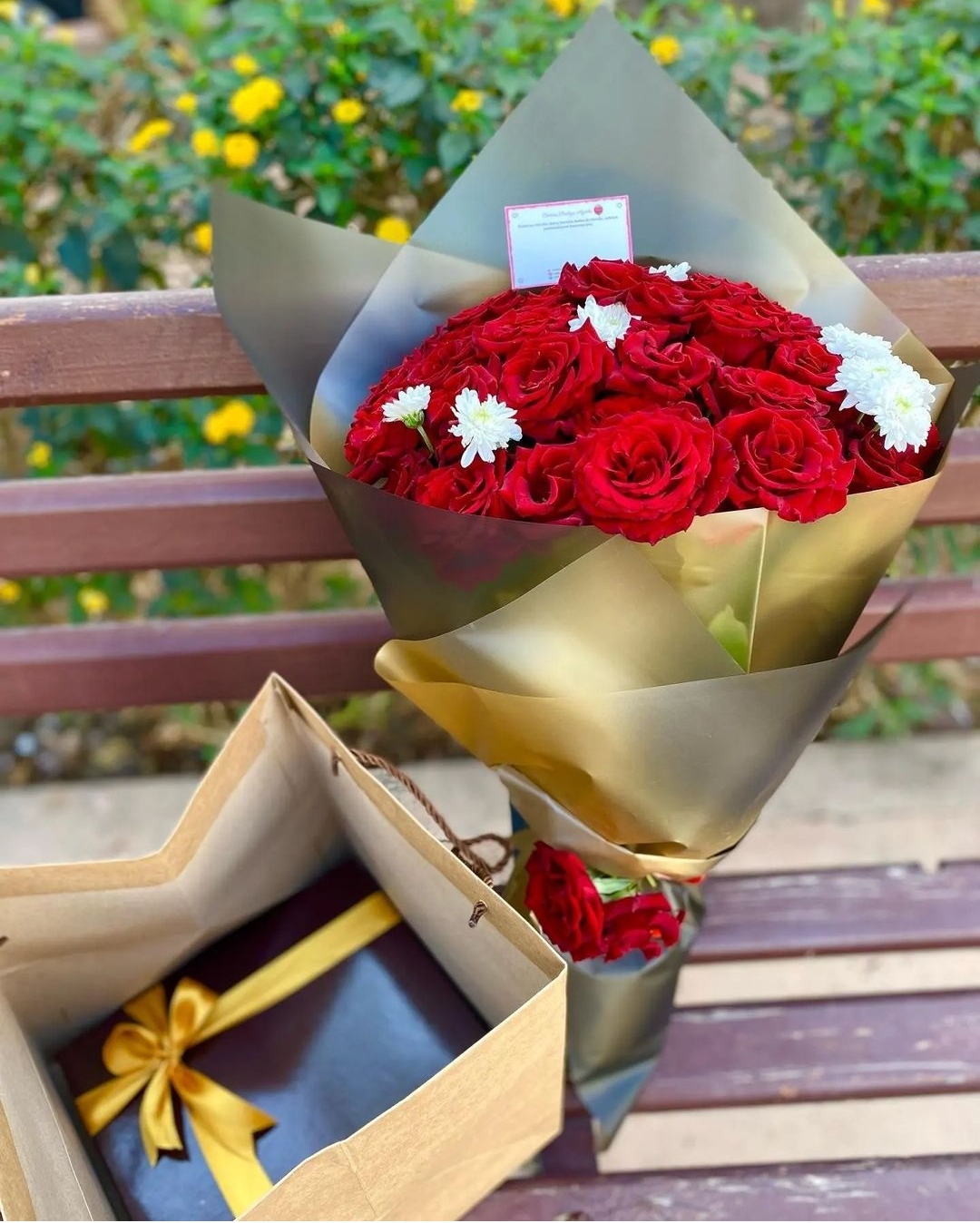 Bouquet de roses avec un cadeau