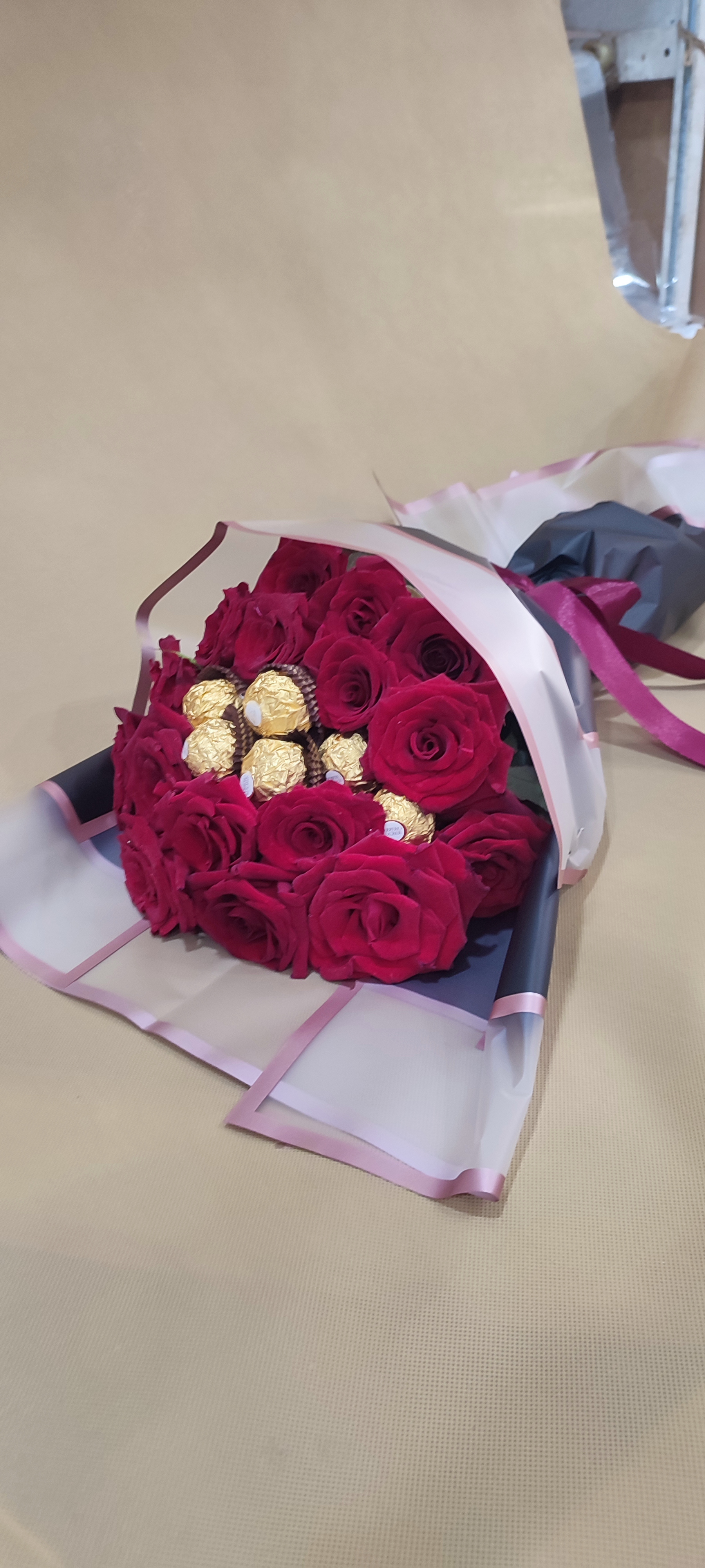 Un bouquet de roses rouges accompagné de chocolat