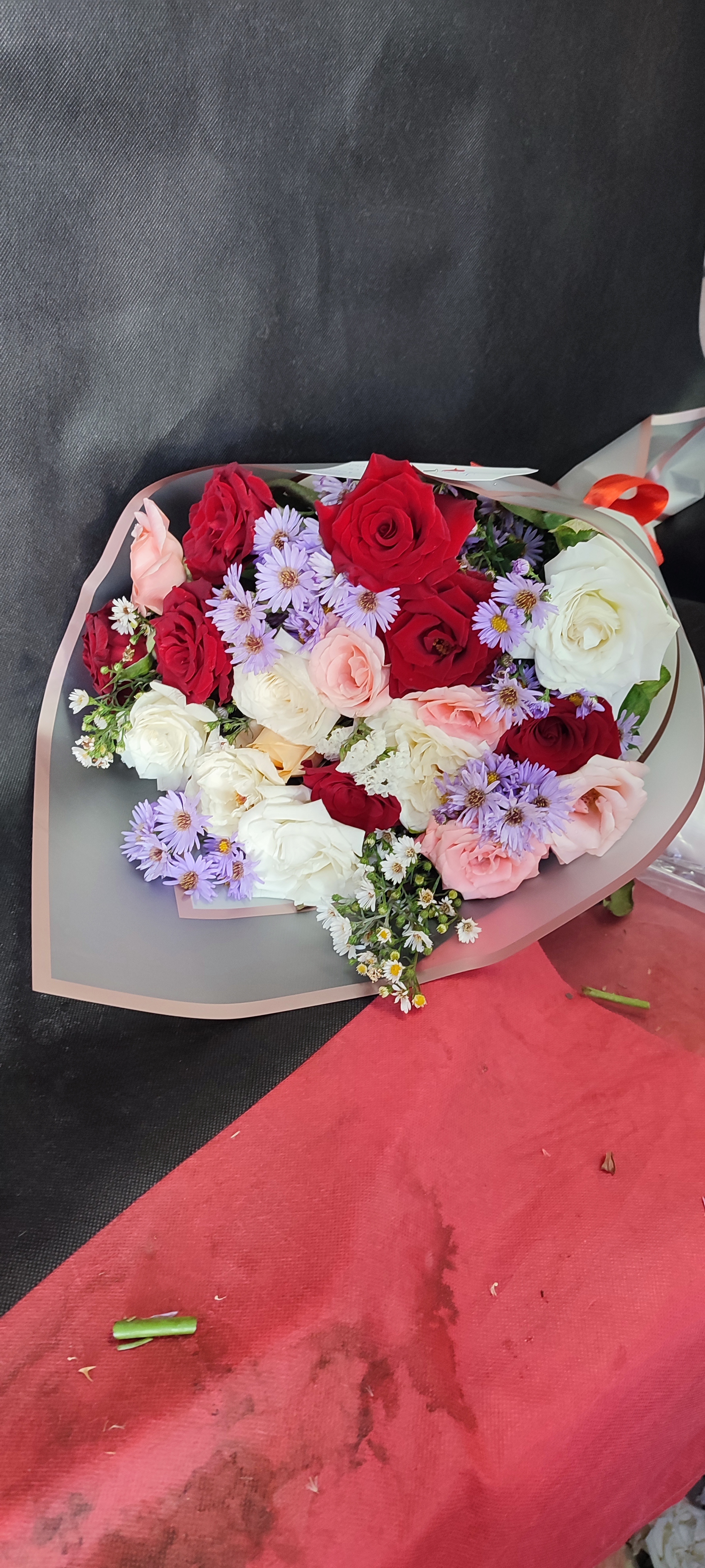 Bouquet de roses de couleurs mélangées