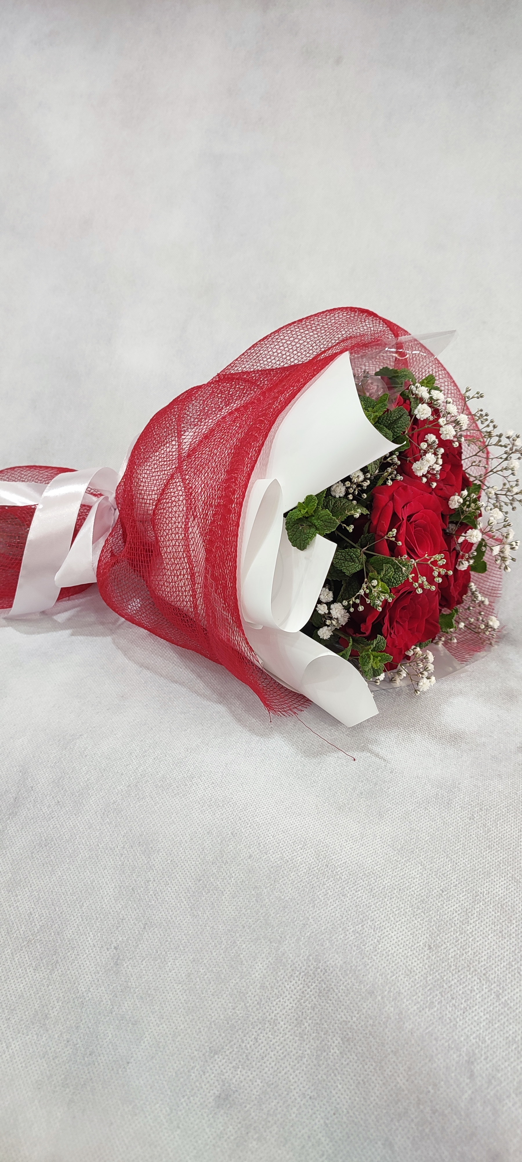 A bouquet of roses for private meetings