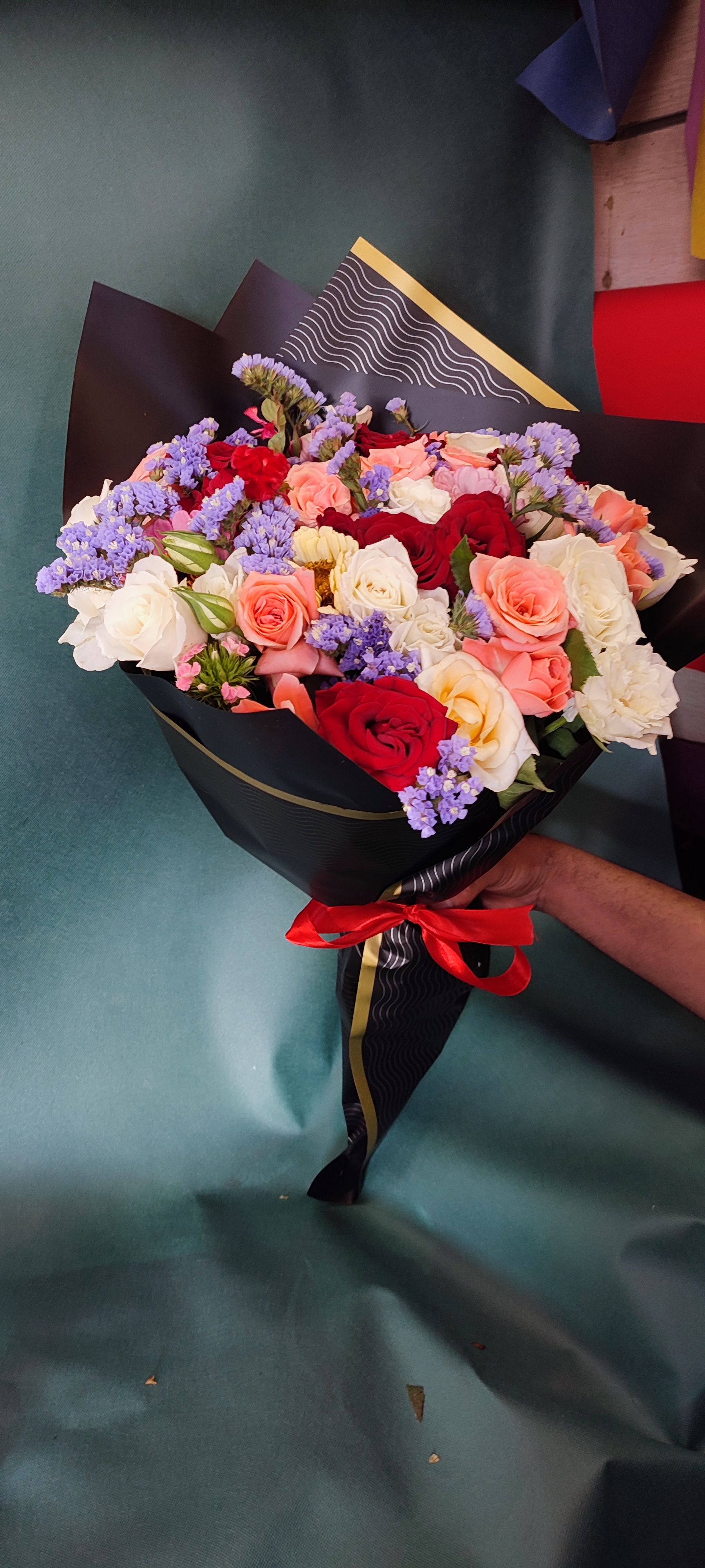 Bouquet de roses et de fleurs violettes