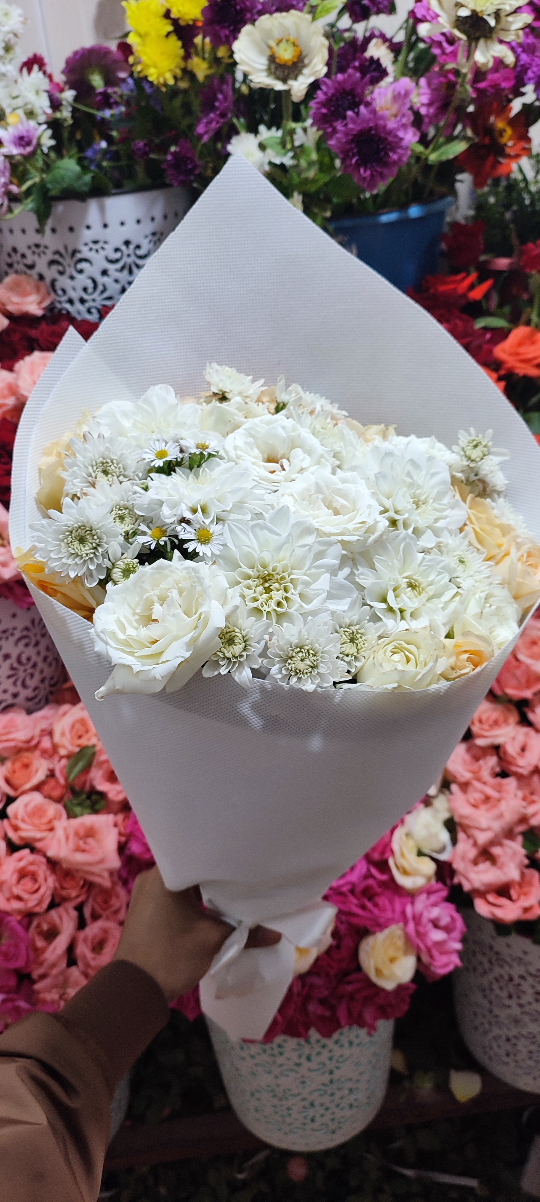 Bouquet de roses et fleurs blanches