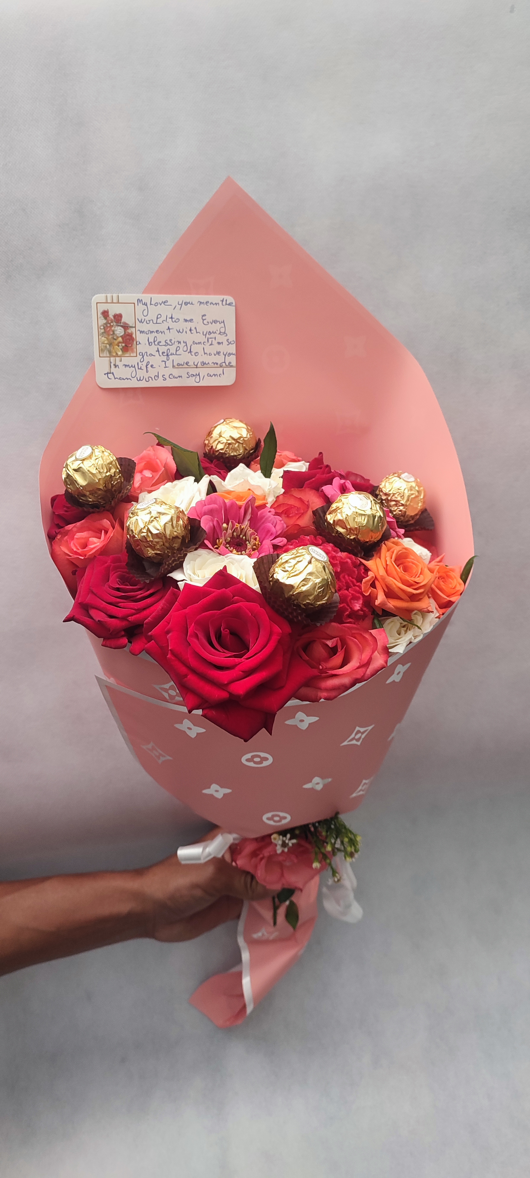 Un cadeau de fleurs et de chocolat
