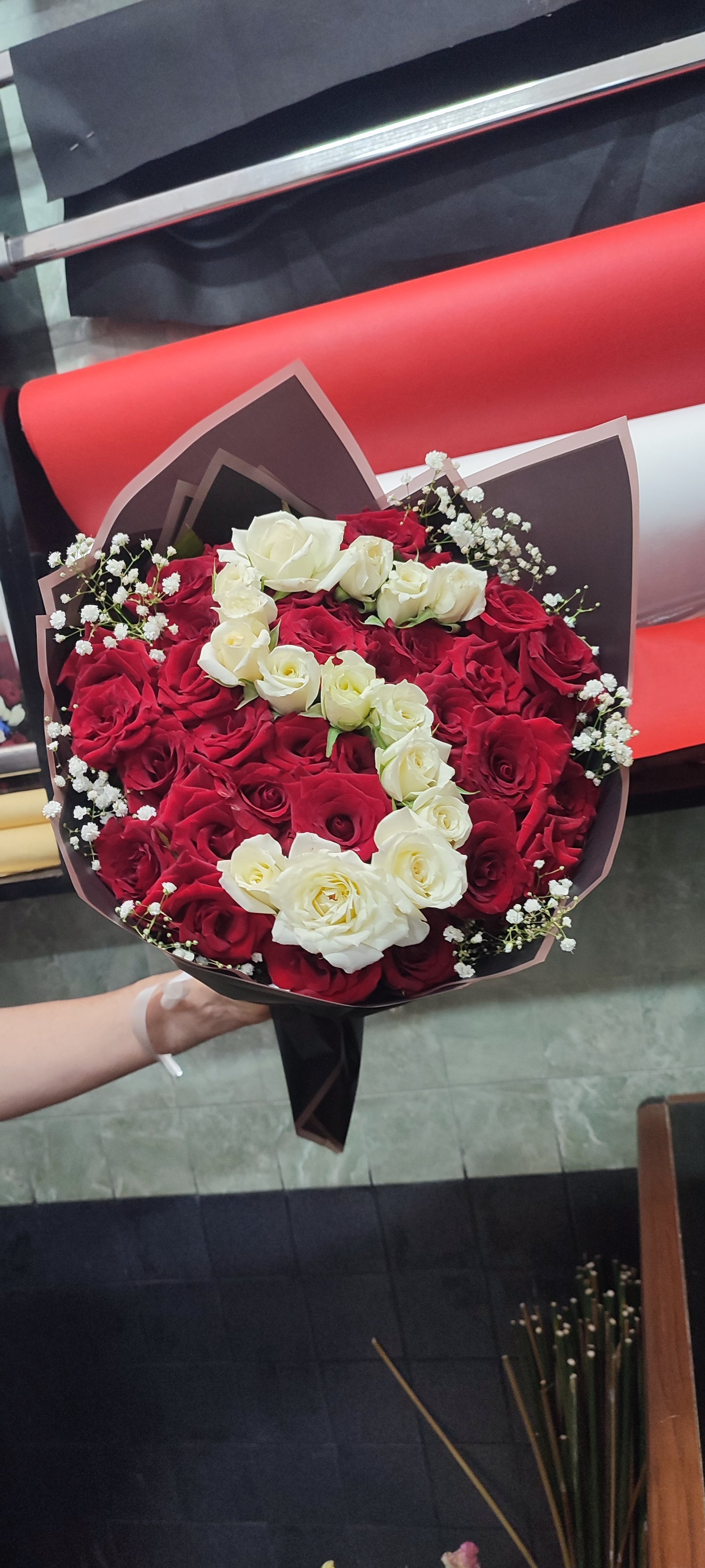 A bouquet of roses and the letter S